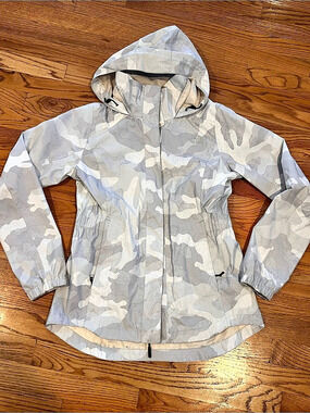 The North Face Resolve Parka waterproof Rain Jacket windbreaker Camo Small